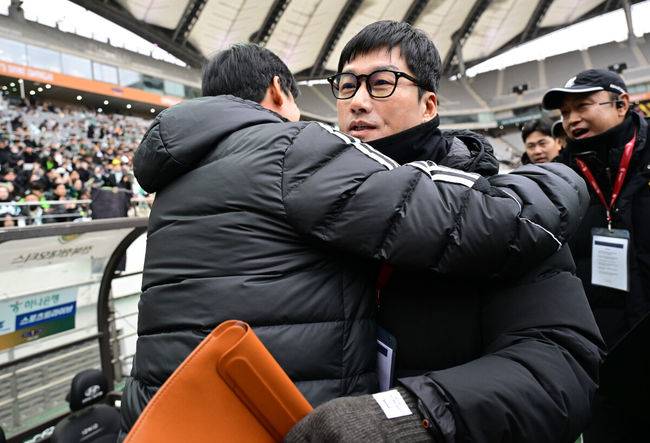 [OSEN=상암월드컵경기장, 조은정 기자] 2025 하나은행 코리아컵 전북FC와 광주FC의 결승전이 6일 서울 마포구 서울월드컵경기장에서 열렸다.시민구단 광주는 사상 첫 코리안컵 우승에 도전, 전북은 올해 K리그1 우승에 이어 두 번째 더블을 노린다.경기 전 광주 이정효 감독(오른쪽)이 전북 정조국 코치와 인사를 나누고 있다. 2025.12.06 /cej@osen.co.kr
