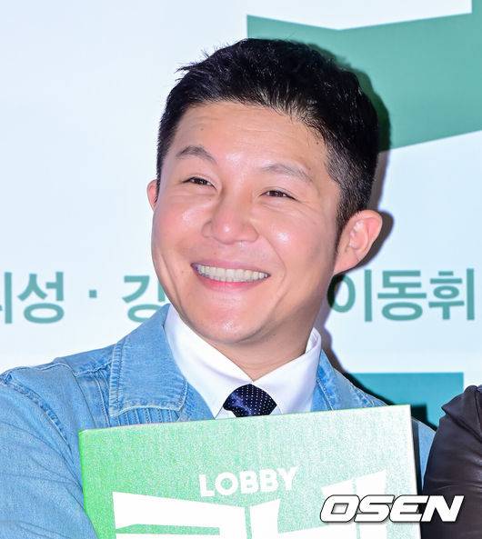 [OSEN=지형준 기자] 31일 오후 서울 잠실 롯데시네마 월드타워에서 영화 ‘로비’ VIP 시사회 포토월 행사가 열렸다.‘로비'는 연구밖에 모르던 스타트업 대표 창욱(하정우)이 4조 원의 국책사업을 따내기 위해 인생 첫&nbsp;로비&nbsp;골프를 시작하는 이야기. 오는 4월 2일 개봉.개그맨 조세호가 포토타임을 하고 있다. 2025.03.31 / jpnews@osen.co.kr