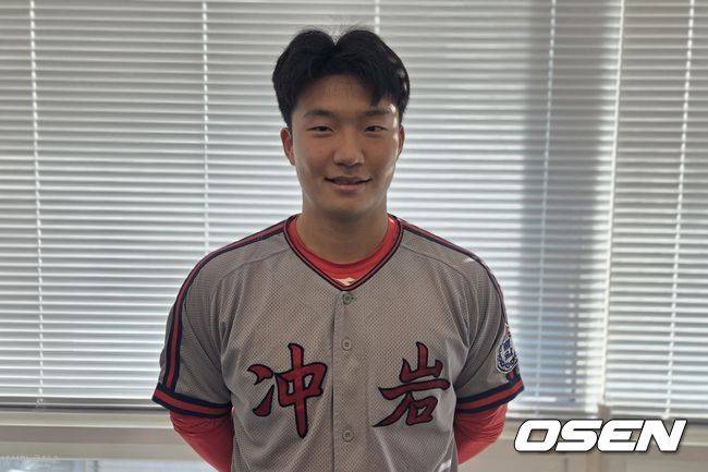 [OSEN=도곡동, 한용섭 기자]&nbsp;KT 위즈에 지명된 신인 김건휘(충암고)가 22일 서울 강남구 도곡동 한국야구위원회(KBO)에서 열린 '제9회 이만수 포수상 및 홈런상' 시상식에서 이만수 홈런상을 수상했다./orange@osen.co.kr