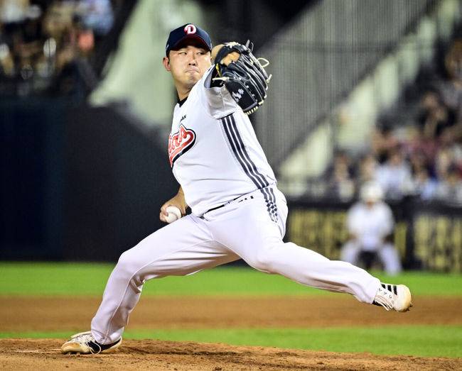 [OSEN=잠실, 조은정 기자]27일 오후 서울 잠실구장에서 ‘2025 신한 SOL Bank KBO리그’ 두산 베어스와 삼성 라이온즈의 경기가 열렸다.두산은 윤태호, 삼성은 가라비토를 선발로 내세웠다.4회초 2사 두산 김정우가 역투하고 있다. 2025.08.27 /cej@osen.co.kr