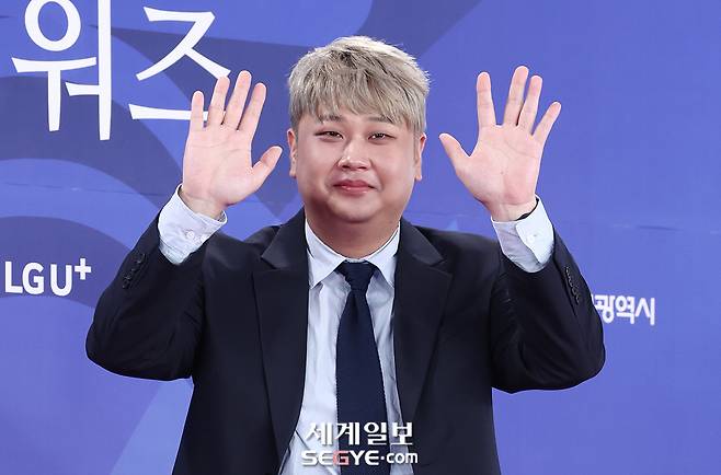 요리사 윤남노가 지난 7월 18일 인천 중구 인천 파라다이스시티에서 열린 '제4회 청룡시리즈어워즈' 레드카펫 행사에 참석해 포즈를 취하고 있다. 한윤종 기자