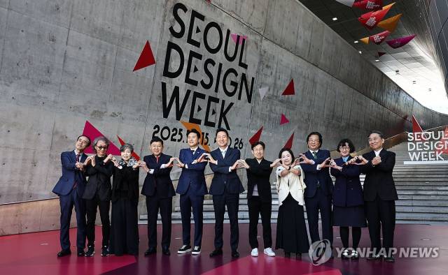 서울디자인위크 개막식에서 오세훈 서울시장을 비롯한 주요 참석자들이 기념촬영을 하고 있다. 사진=연합뉴스