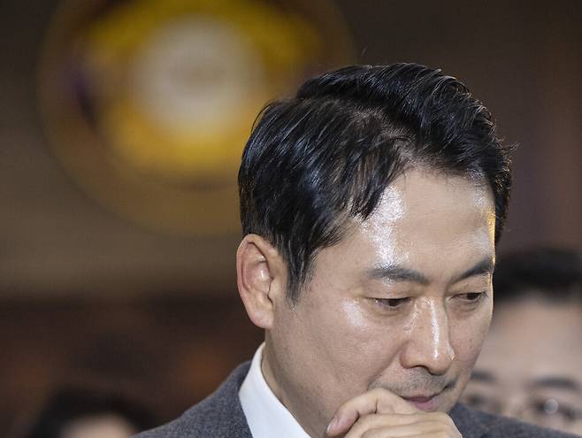 장동혁 국민의힘 대표가 23일 내란전담재판부법에 반대해 국회 본회의장에서 24시간 동안 홀로 무제한 토론(필리버스터)을 진행한 뒤 가진 기자회견에서 생각에 잠겨 있다. ⓒ 연합뉴스