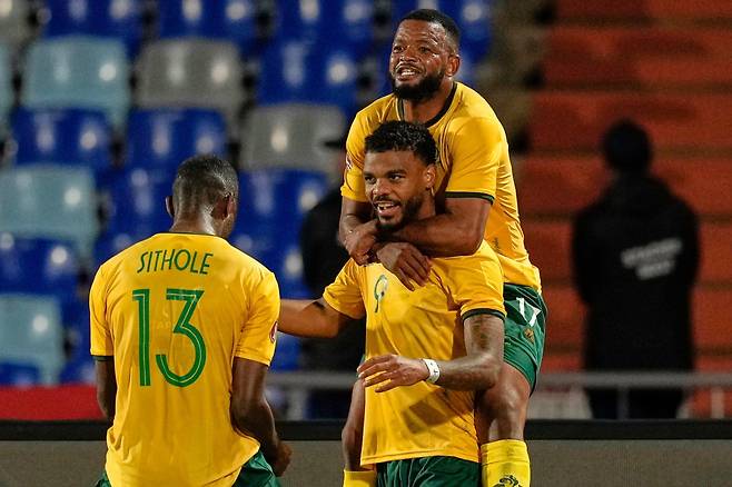 남아공 라일 포스터(가운데)가 23일 모로코 마라케시 스타디움서 열린 앙골라와 아프리카 네이션스컵 조별리그 1차전서 후반 결승골을 뽑은 뒤 동료들의 축하를 받고 있다. 마라케시(모로코)|AP뉴시스