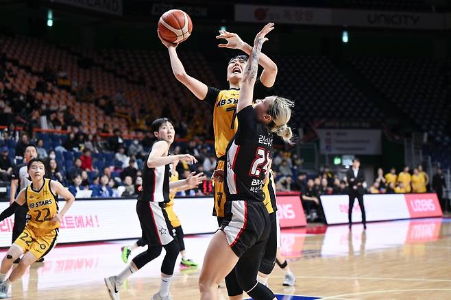 박지수(가운데)의 컨디션이 올라오면서 KB스타즈도 우승 후보의 면모를 되찾아가고 있다. 22일&nbsp;BNK전에서 김소니아의 수비를 뚫고 레이업슛을 시도하는 박지수. 사진제공｜WKBL