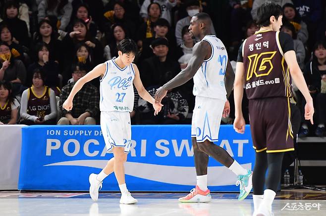 가스공사 양우혁(왼쪽)이 23일 창원체육관에서 열린 LG전 도중 득점에 성공한 뒤 라건아와 하이파이브 하고 있다. 사진제공 ｜KBL