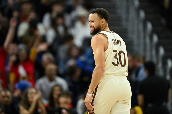 스테픈 커리가 23일 미국 캘리포니아주 샌프란시스코의 체이스 센터에서 열린 올랜도 매직과의 2025~2026 미국프로농구 정규리그 홈경기 도중 미소를 짓고 있다.   샌프란시스코 | Imagn Images연합뉴스