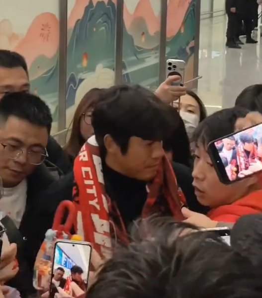 서정원 감독이 22일 청두에 도착해 현지 패들의 뜨거운 환대를 받고 있다. 넷이즈 캡처