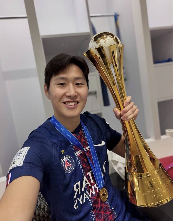 ▲ 이강인이 세계 챔피언에 올랐다. 아직 커리어의 한가운데다. 그럼에도 이번 인터컨티넨탈컵 우승으로 9개의 트로피를 손에 넣었다. 한 해에만 여섯번째 우승 트로피를 들어올리는데 핵심 로테이션 멤버로 힘을 보탰다. 하지만 예상치 못한 부상으로 2025년 일정을 마무리했다. ⓒ이강인 공식 SNS