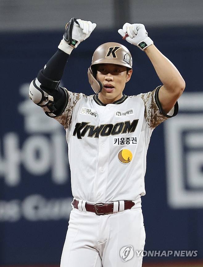 송성문 동점 신고 (서울=연합뉴스) 서명곤 기자 = 26일 서울 고척스카이돔에서 열린 프로야구 2025 신한 SOL 뱅크 KBO리그 KIA 타이거즈와 키움 히어로즈의 경기 3회말 2사 2루, 키움 송성문이 동점 2루타를 친 뒤 기뻐하고 있다. 2025.6.26 seephoto@yna.co.kr