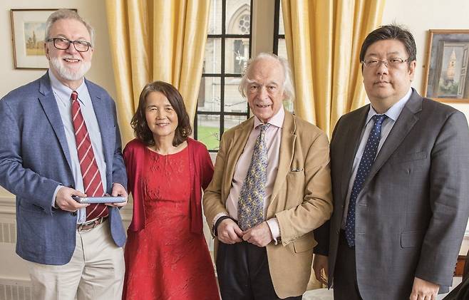 옥스퍼드대 벨리올 칼리지에서 열린 VOX 세미나 옥스퍼드대에서 세미나를 개최한 김성희 VOX 대표(좌측 두번째)와 지도교수로 시스템 생물학 권위자인 데니스 노블 교수(좌측 세번째). [연합뉴스 자료사진]