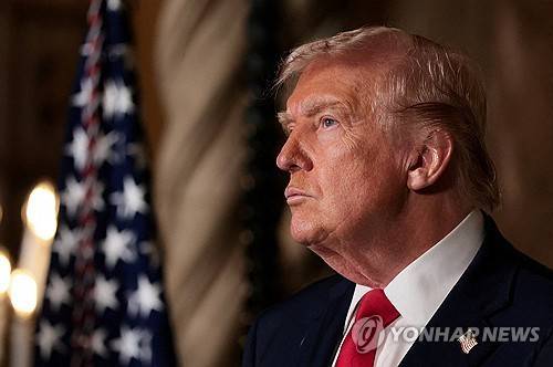 도널드 트럼프 미국 대통령 (팜비치 <미국 플로리다주> 로이터=연합뉴스) 2025년 12월 22일 미국 플로리다주 팜비치 소재 도널드 트럼프 미국 대통령의 마러라고 자택에서 촬영된 트럼프 대통령의 모습. (REUTERS/Jessica Koscielniak/File Photo) 2025.12.23.