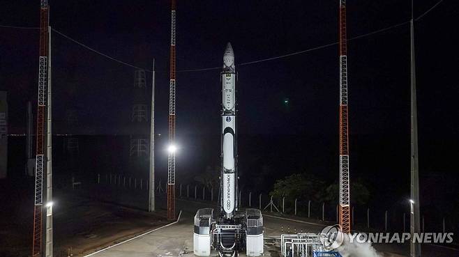 이노스페이스 우주발사체 '한빛-나노' (서울=연합뉴스) 우주발사체 기업 이노스페이스는 첫 상업 우주발사체 '한빛-나노' 발사 시각이 한국시간 23일 오전 10시(현지시간 22일)로 확정됐다고 밝혔다.
    사진은 발사대에 기립해있는 이노스페이스 '한빛-나노'. 2025.12.23 [이노스페이스 제공. 재판매 및 DB 금지] photo@yna.co.kr