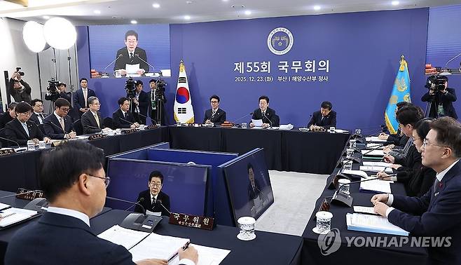 이재명 대통령, 부산에서 국무회의 주재 (부산=연합뉴스) 김도훈 기자 = 이재명 대통령이 23일 부산 동구 해양수산부 청사에서 국무회의를 하고 있다. 2025.12.23 superdoo82@yna.co.kr