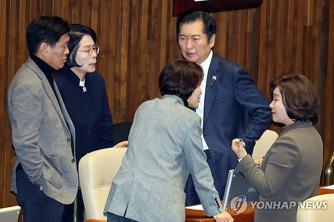 대화 나누는 정청래·최민희 (서울=연합뉴스) 이동해 기자 = 더불어민주당 정청래 대표와 최민희 국회 과방위원장 등이 23일 국회에서 열린 12월 임시국회 본회의에서 대화를 나누고 있다. 2025.12.23 eastsea@yna.co.kr