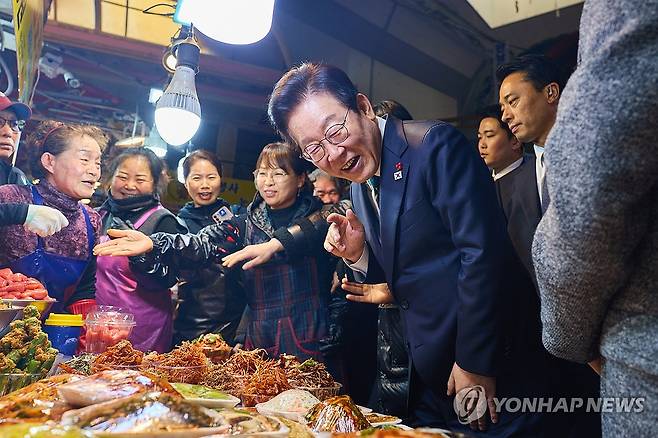부산 부전시장 찾은 이재명 대통령 (서울=연합뉴스) 이재명 대통령이 23일 해양수산부 청사에서 국무회의를 마친 뒤 부산 부산진구 부전시장을 찾아 상인들과 이야기를 나누고 있다. 2025.12.23 [대통령실 제공. 재판매 및 DB 금지] photo@yna.co.kr