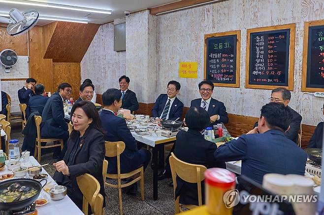 부산 부전시장 찾은 이재명 대통령 (서울=연합뉴스) 이재명 대통령이 23일 해양수산부 청사에서 국무회의를 마친 뒤 부산 부산진구 부전시장을 찾아 국무위원들과 오찬을 하고 있다. 2025.12.23 [대통령실 제공. 재판매 및 DB 금지] photo@yna.co.kr