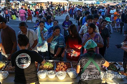 태국&nbsp;임시 대피소서 식사하려고 줄 선 피난민들 [사진=연합뉴스]