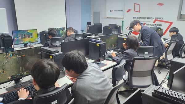 지난 2024년 광주e스포츠교육원에서 프로게이머 선수들이 아카데미 훈련생·학부모들을 1대1 지도하고 있다. 정성현 기자