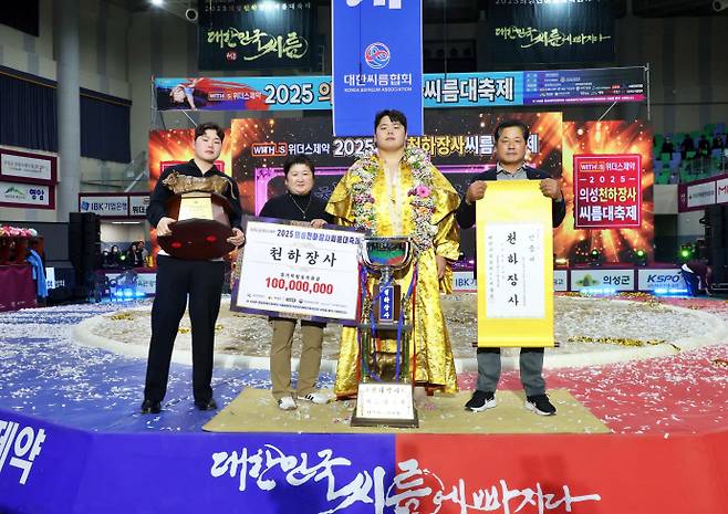 천하장사 씨름선수 김민재는 최근 고향인 전남 장흥군에 고향사랑기부금 500만 원을 기탁했다. /장흥군 제공