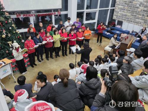 ◇춘천밀알선교합창단이 지난 22일 북한 이탈 청소년들의 직업 교육 기관인 해솔직업사관학교에서 열린 크리스마스 축하 행사에서 ‘고요한밤 거룩한밤’ 등 성가를 들려줬다.