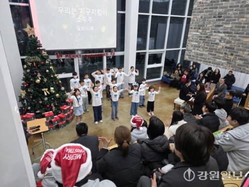 ◇달보드레 어린이 합창단이 지난 22일 북한 이탈 청소년들의 직업 교육 기관인 해솔직업사관학교에서 열린 크리스마스 축하 행사에서 ‘우리는 우주 지킴이’ ‘소우주’ 등을 들려줬다.