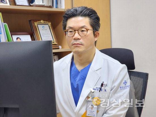 ▲ 좋은삼정병원 비뇨의학과 전문의 김정호 과장은 "낮 동안에는 적절한 수분 섭취를 유지하되 취침 2~3시간 전부터는 물 섭취를 제한하는 것이 야간뇨 예방에 도움이 된다"고 말한다.