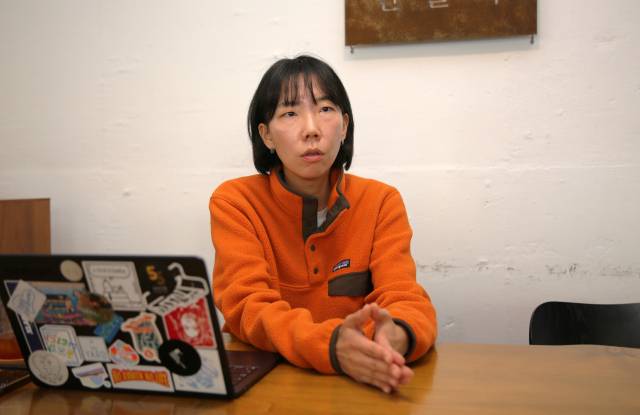 감정원 감독이 금호강 팔현습지 인근 한 카페에서 자신이 연출한 영화