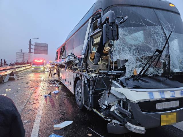 24일 오전 6시 35분께 경남 함양군 수동면 통영대전 고속도로 대전 방면 수동졸음쉼터 인근에서 고속버스와 24t 화물차 간 교통사고가 발생했다. 경남소방본부 제공
