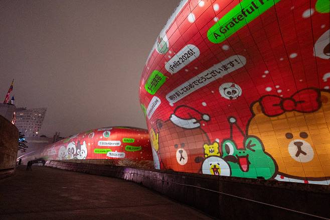 라인프렌즈 캐릭터가 인삿말을 전하는 ‘서울 위드 라인프렌즈’ (사진=서울디자인재단)