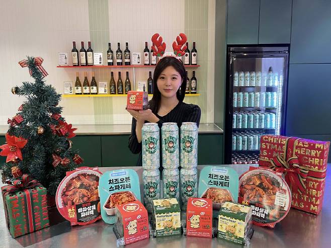 모델이데이지에일,깜자초코미니케이크',마라샹궈 파티팩'을 소개하고 있다. (사진=GS리테일)