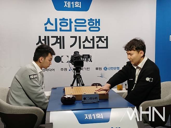 빅정환 9단(오른쪽)과 쉬하오훙 9단이 세계 기선전 32강전을 벌이고 있다.(사진 MHN 엄민용 선임기자)