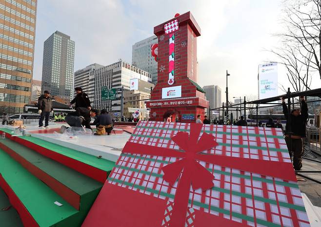 서울 광화문 광장에 설치되는 '사랑의 온도탑'. 사랑의열매 사회복지공동모금회는 '희망2026 나눔캠페인'을 12월 1일 시작해 내년 1월 31일까지 62일간 진행하고 있다. 인간의 선행으로 사회문제 해결에 기여한다는 사회적 나눔의 모습이다. 사진=연합뉴스