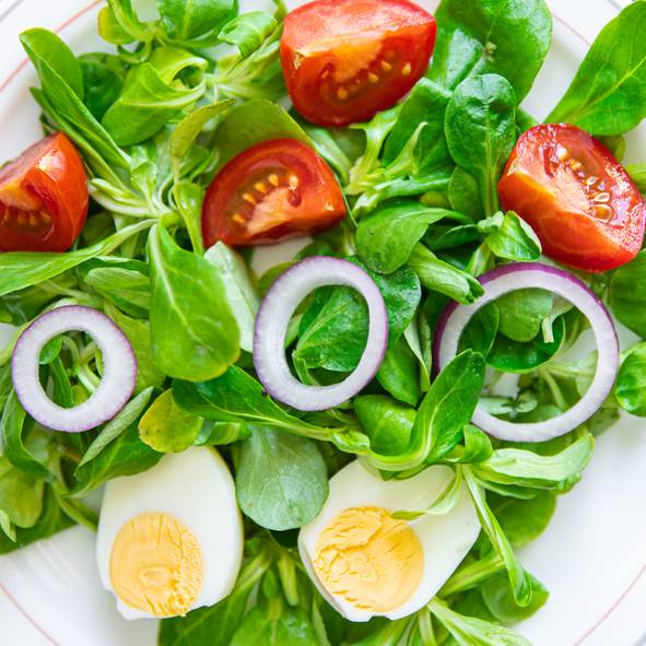 혈당 조절을 위해 아침 식사는 채소, 달걀, 통밀빵이나 잡곡밥 순서로 먹는 게 좋다. 사진=게티이미지뱅크