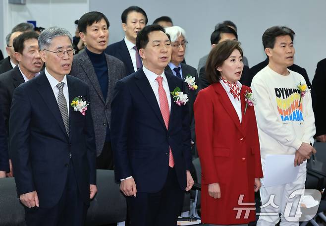 지난 2월 26일 오후 서울 중구 명동 YWCA에서 열린 신평 변호사 '시골살이 두런두런' 출판기념회에서 신 변호사(왼쪽부터)와 김기현 국민의힘 전 대표, 나경원 의원, 전한길 전 한국사 강사가 애국가를 제창하고 있다. 2025.2.26/뉴스1 ⓒ News1 박정호 기자