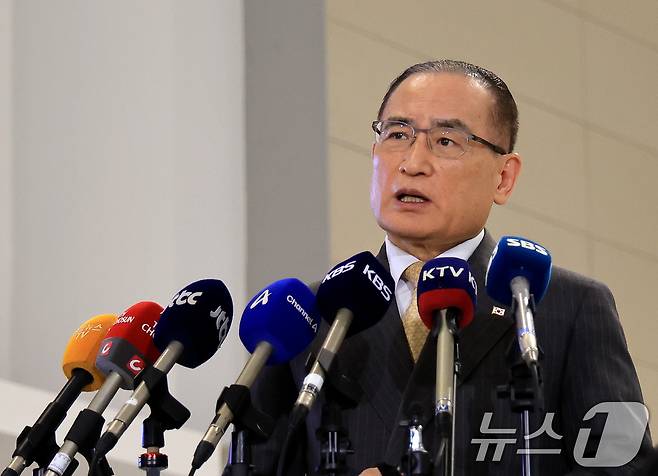 위성락 국가안보실장이 지난 16일 인천국제공항에서 미국 워싱턴DC로 출국하기 전에 기자들과 인터뷰를 하고 있다. 위성락 실장은 미국에서 한미 정상회담 결과를 담은 공동 설명자료 '조인트 팩트시트' 후속 협의를 할 예정이다. 2025.12.16/뉴스1 ⓒ News1 이호윤 기자