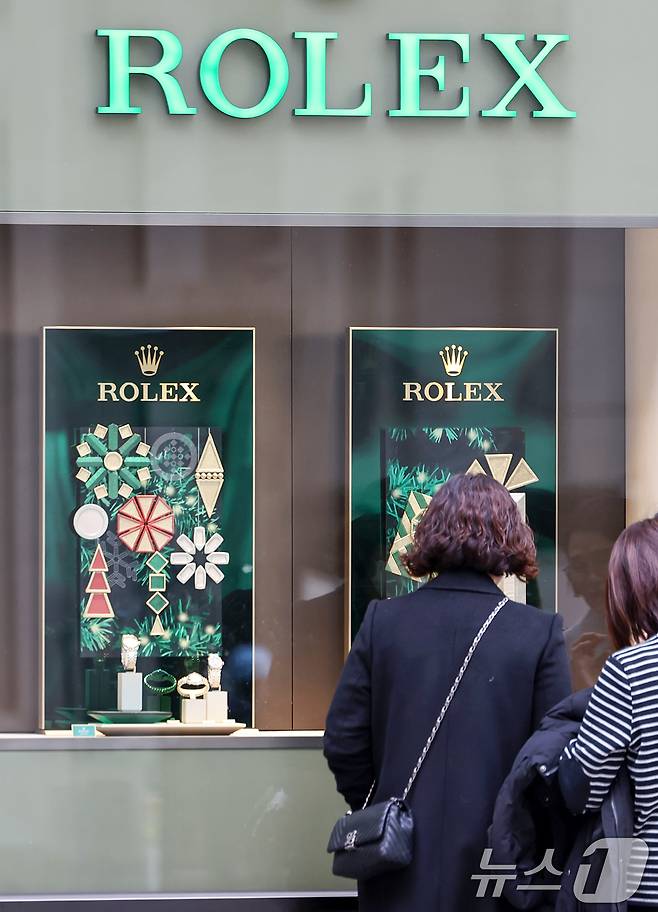 서울의 한 백화점 쇼윈도에 전시된 롤렉스 시계를 시민들이 살펴보고 있다. 2025.1.3/뉴스1 ⓒ News1 민경석 기자