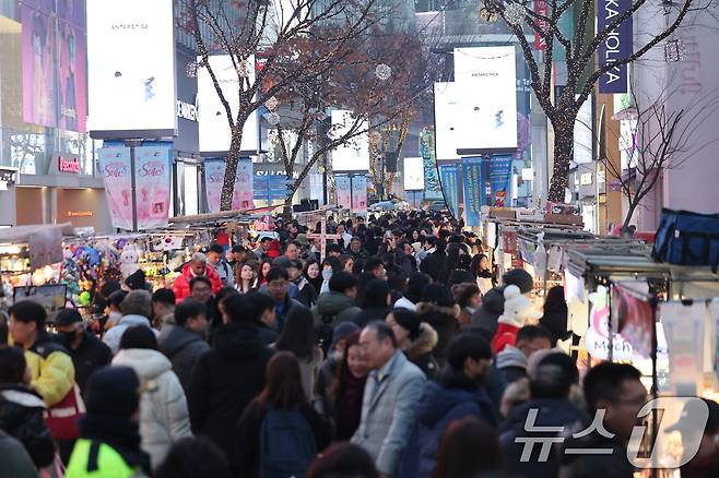 크리스마스 이브인 24일 오후 서울 중구 명동거리가 성탄절 분위기를 만끽하려는 시민과 관광객들로 북적이고 있다. 2025.12.24/뉴스1 ⓒ News1 황기선 기자