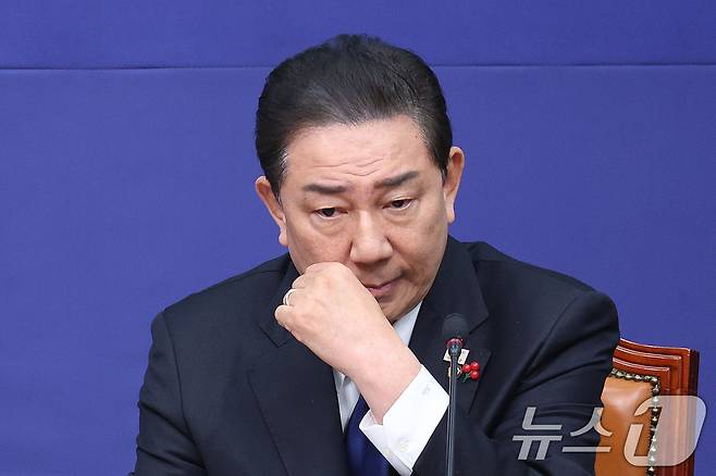 김병기 더불어민주당 원내대표가 24일 서울 여의도 국회에서 열린 최고위원회의에서 생각에 잠겨 있다. 2025.12.24/뉴스1 ⓒ News1 신웅수 기자