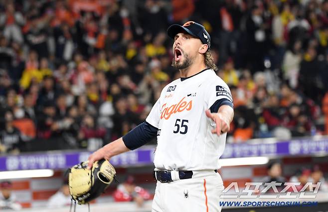 30일 대전 한화생명볼파크에서 열린 한국시리즈 4차전 한화 이글스와 LG 트윈스의 경기. 8,2이닝 무실점 호투를 펼친 한화 선발 와이스가 포효하고 있다. 대전=박재만 기자 pjm@sportschosun.com/2025.10.30/