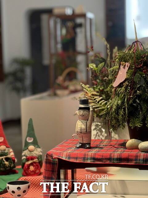 부여군 123사비공예마을 공예상점에서 지역 공예가와 청년 소상공인, 주민들이 함께 참여한 공예·굿즈 판매전이 열리고 있다. /부여군