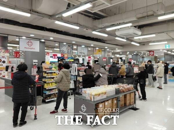 크리스마스 연말 대목을 앞두고 유통업계가 초저가 가격을 내세운 가성비 마케팅에 공들이고 있다. 올해는 평년과 다르게 단순 프로모션보다 가격을 전면 내세운 점이 특징이다. 외식비 부담이 높아지면서 고객들의 소비 심리를 자극하기 위한 것으로 풀이된다. 사진은 홈플러스 가양점 계산대 모습. /손원태 기자