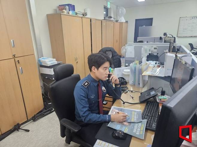 지난 18일 서울 수서경찰서에서 강진수 경장(31)이 전화를 하고 있다. 박승욱 기자