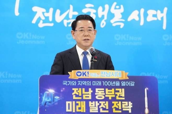 김영록 전라남도지사가 24일 전남도청 동부청사 이순신강당 1층 로비에서 2025년 동부권 송년 기자간담회를 갖고 국가와 지역의 미래 100년을 열어갈 전남동부권 미래 발전 전략을 발표하고 있다. 전남도 제공