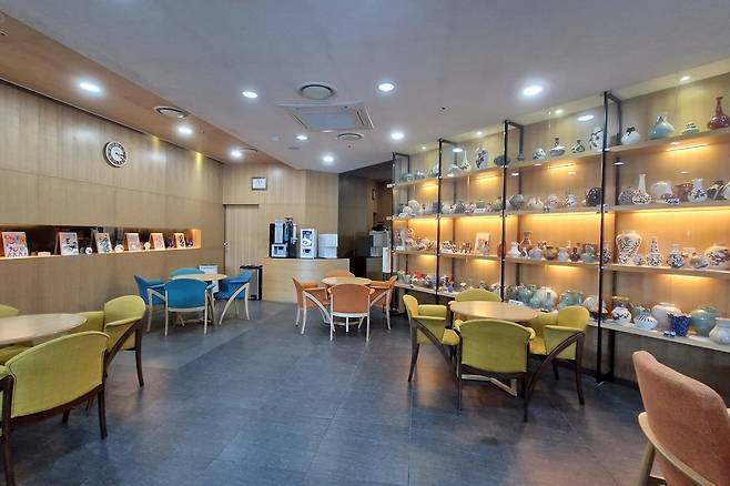 경기도 수원 시니어타운 '유당마을'내 여가공간 모습. 어르신들이 직접 구운 도자기가 전시돼 있다. /유당마을