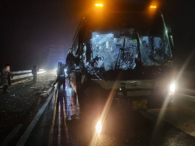 24일 오전 6시 38분쯤 경남 함양군 수동면 통영대전고속도로 대전 방면 수동졸음쉼터 인근에서 1차로로 주행하던 시외버스가 2차로 달리던 24t 화물차 측면과 충돌하는 사고 발생했다. 크게 파손된 고속버스. /독자제공