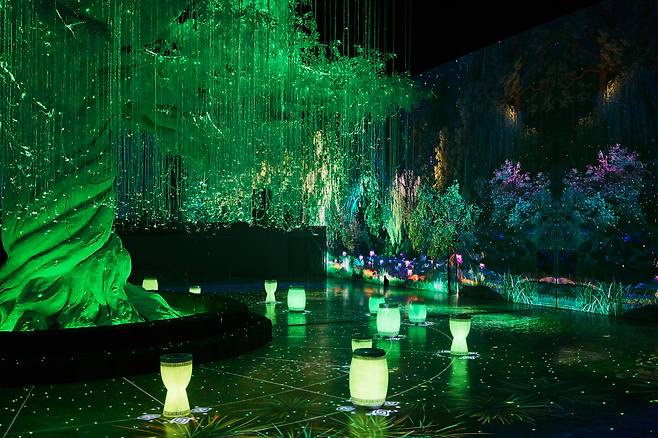 7번째 전시관인 '신단수'의 모습. 홀 중앙에 신단수가 세워져 있고, 전시관 벽면에는 신라의 사계절이 그려진다./덱스터스튜디오