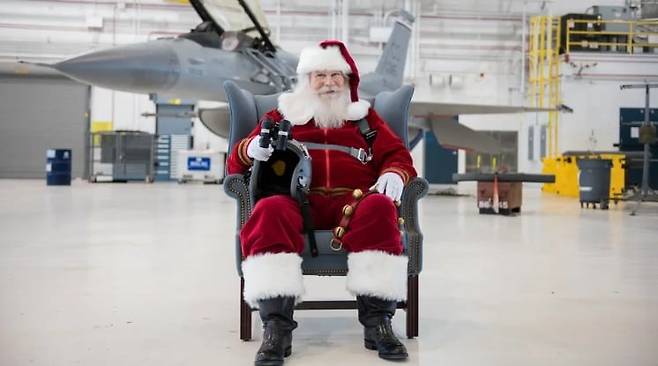 산타클로스가 미국 버클리 공군 기지에서 F-16 전투기 앞에 앉아 비행 준비를 하고 있다. /북미항공우주방위사령부 홈페이지 캡처