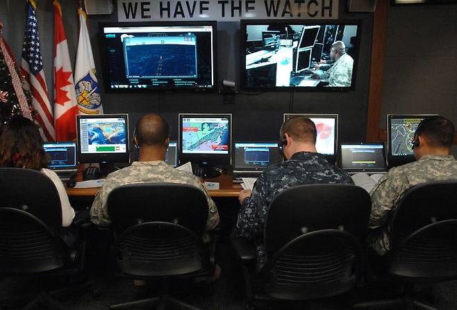 NORAD 산타 추적 작전 센터에서 군인과 자원봉사자들이 산타를 추적하는 모습.  /미 전쟁부 홈페이지 캡처
