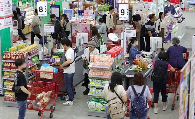 서울 시내 한 대형마트에서 시민들이 계산대 줄을 서고 있다.ⓒ뉴시스